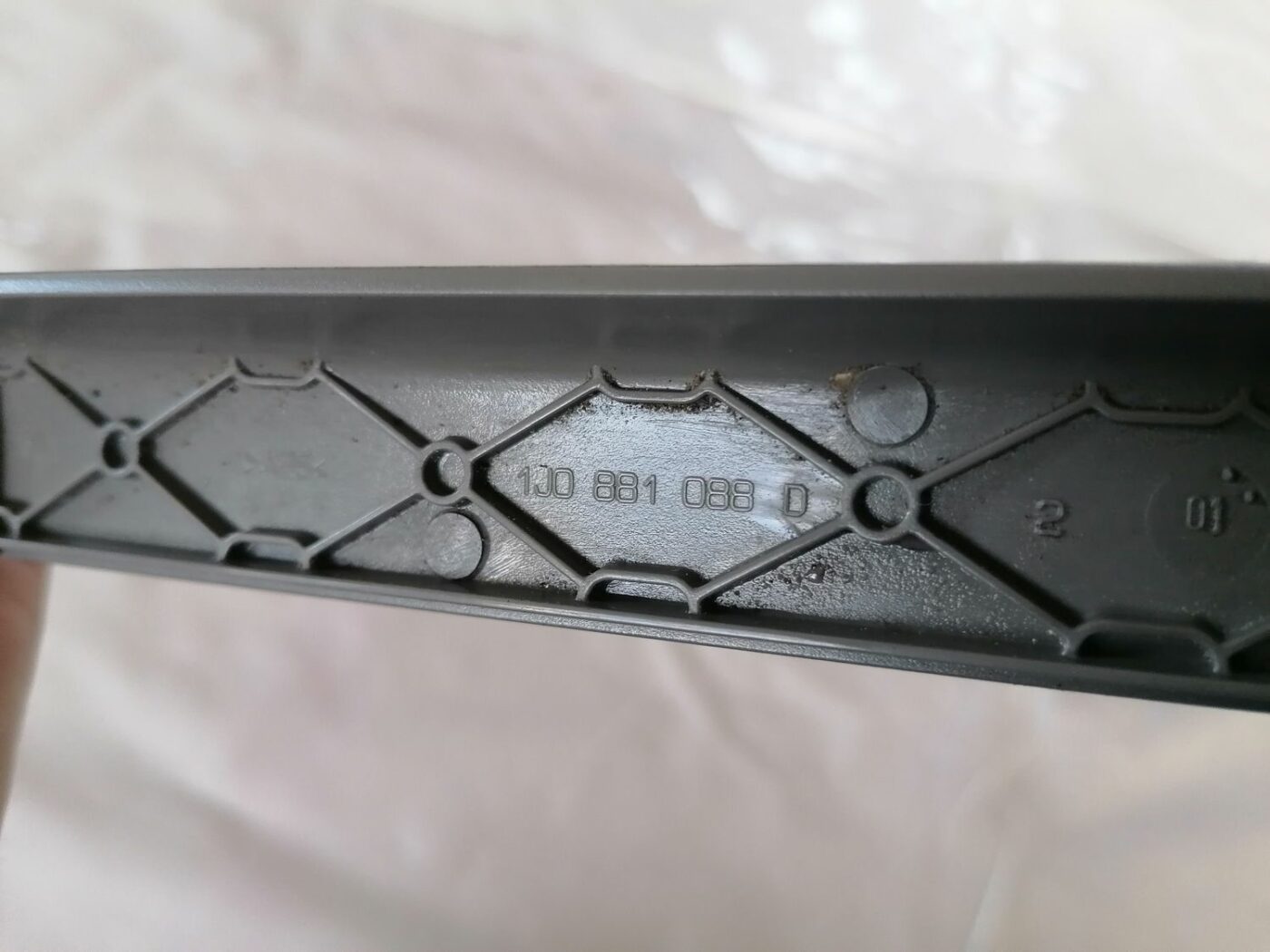 Priekšējā labā sēdekļa sliežu apdare priekš VW NEW BEETLE 2001 3 Priekšējā labā sēdekļa sliežu apdare priekš VW NEW BEETLE 2001