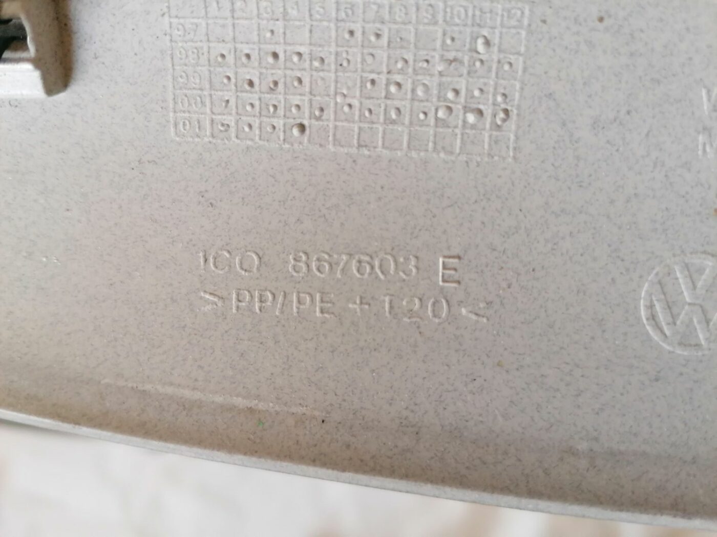 Bagāžnieka vāka apdare priekš VW NEW BEETLE 2001 3 Bagāžnieka vāka apdare priekš VW NEW BEETLE 2001