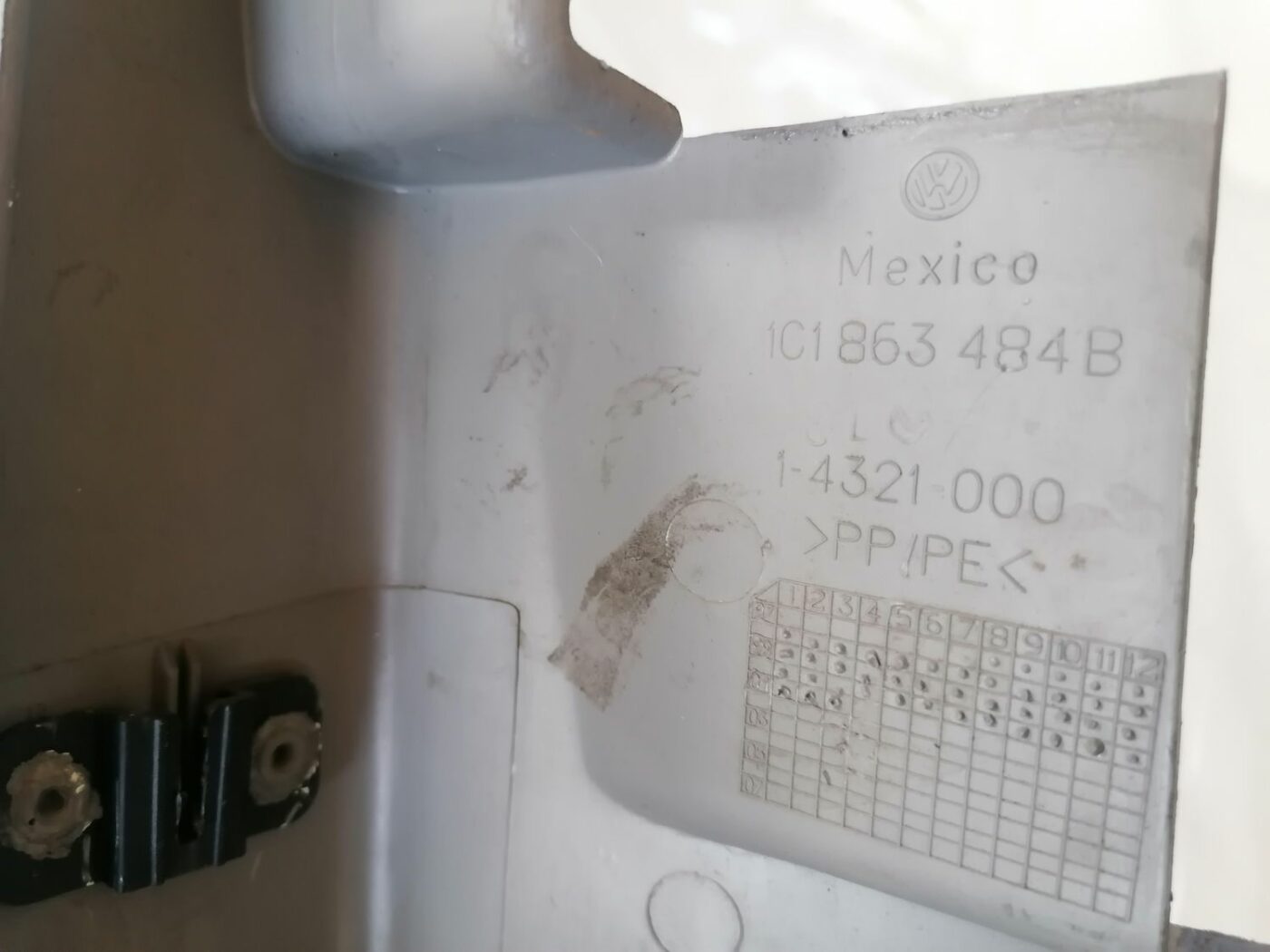 Sliekšņa priekšēja laba uzlika (salonā) priekš VW NEW BEETLE 2001 3 Sliekšņa priekšēja laba uzlika (salonā) priekš VW NEW BEETLE 2001