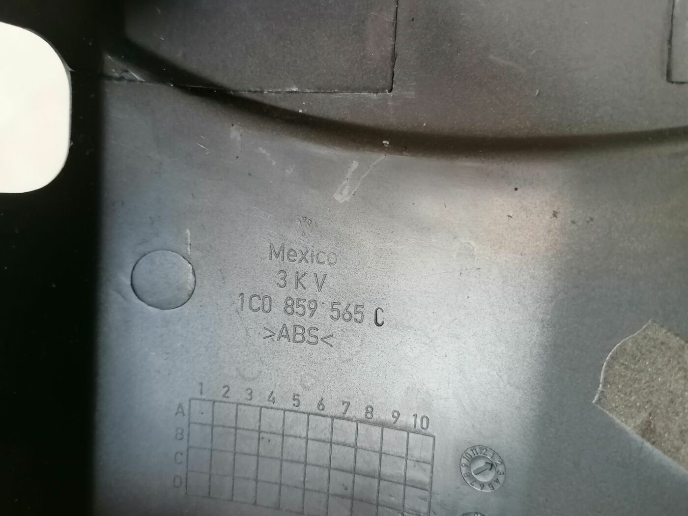 Stūres statnes putekļu aizsargs (salonā) priekš VW NEW BEETLE 2001 3 Stūres statnes putekļu aizsargs (salonā) priekš VW NEW BEETLE 2001