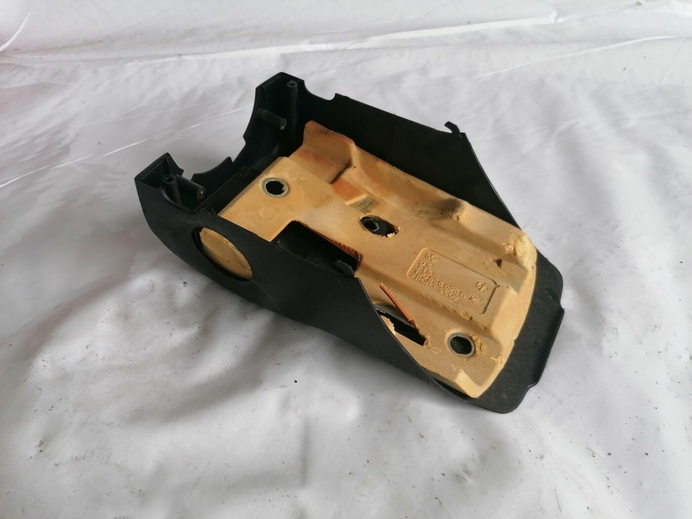 Stūres statnes putekļu aizsargs (salonā) priekš VW NEW BEETLE 2001 2 Stūres statnes putekļu aizsargs (salonā) priekš VW NEW BEETLE 2001