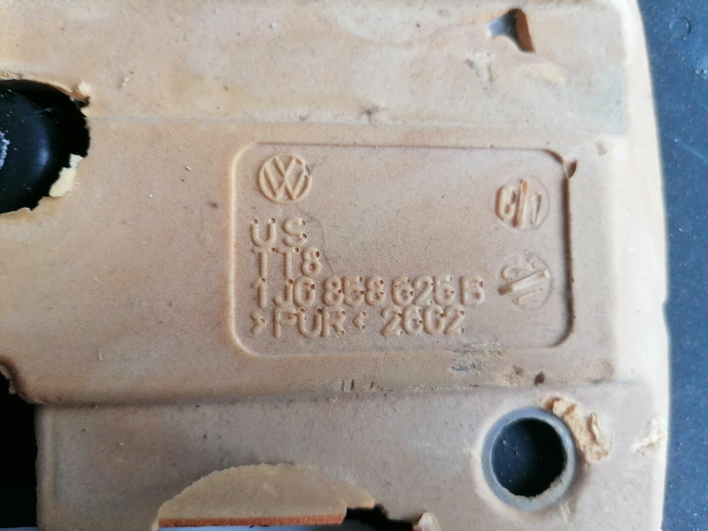 Stūres statnes putekļu aizsargs (salonā) priekš VW NEW BEETLE 2001 4 Stūres statnes putekļu aizsargs (salonā) priekš VW NEW BEETLE 2001