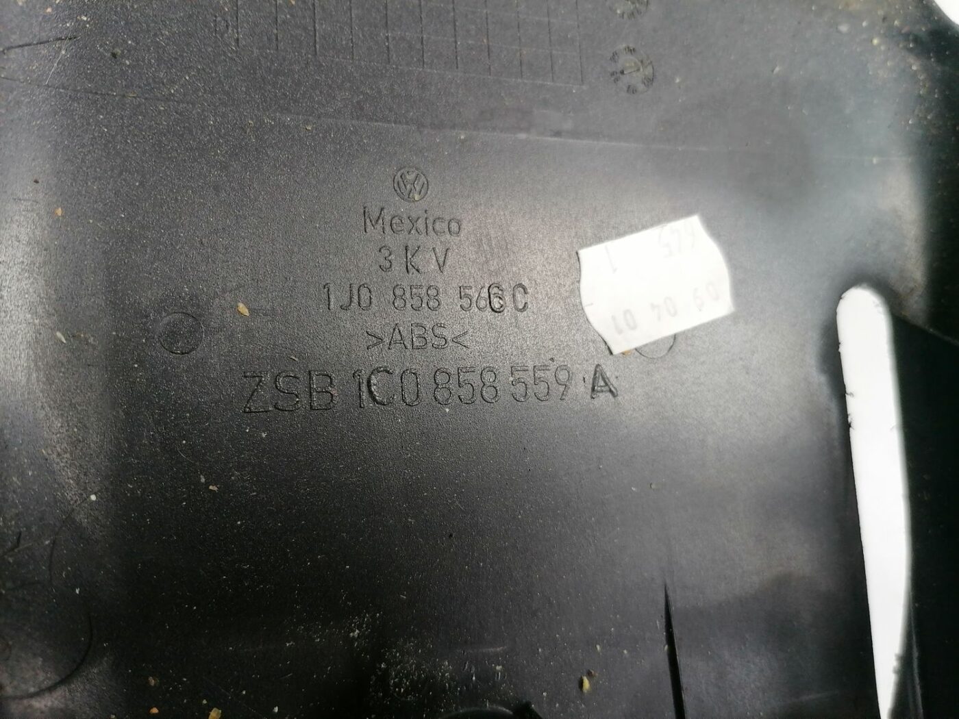 Stūres statnes putekļu aizsargs (salonā) priekš VW NEW BEETLE 2001 3 Stūres statnes putekļu aizsargs (salonā) priekš VW NEW BEETLE 2001