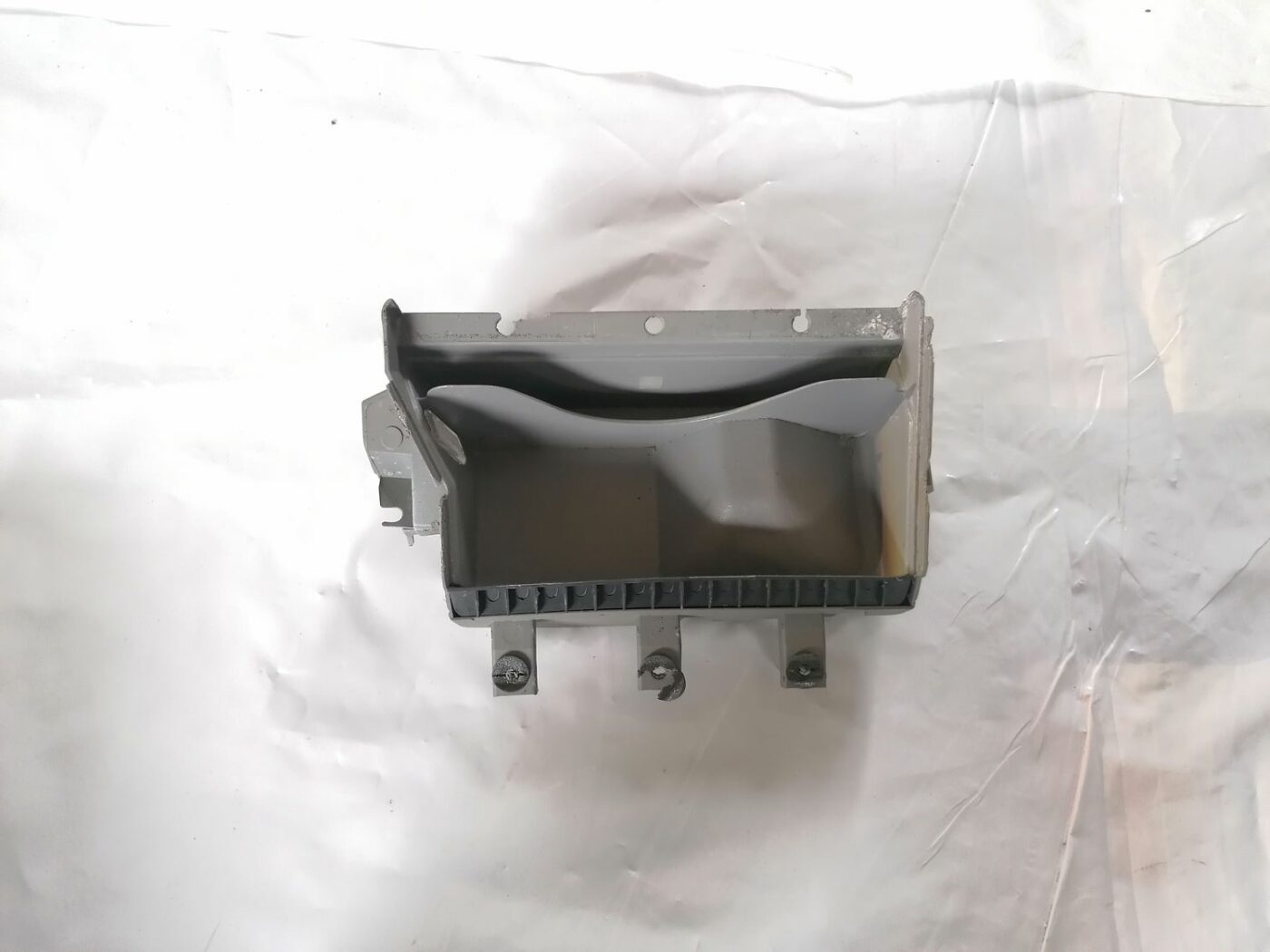 Mantu glabāšanas nodalījums pasažiera pusē priekš VW NEW BEETLE 2001 1 Mantu glabāšanas nodalījums pasažiera pusē priekš VW NEW BEETLE 2001