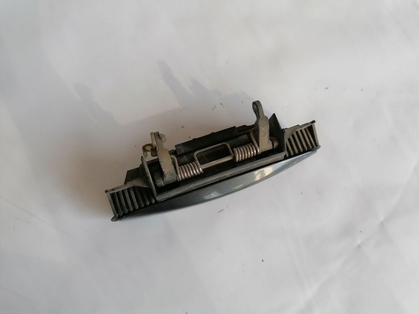 Priekšējāis labais durvju rokturis priekš AUDI A4 2001 SEDAN 2 Priekšējāis labais durvju rokturis priekš AUDI A4 2001 SEDAN