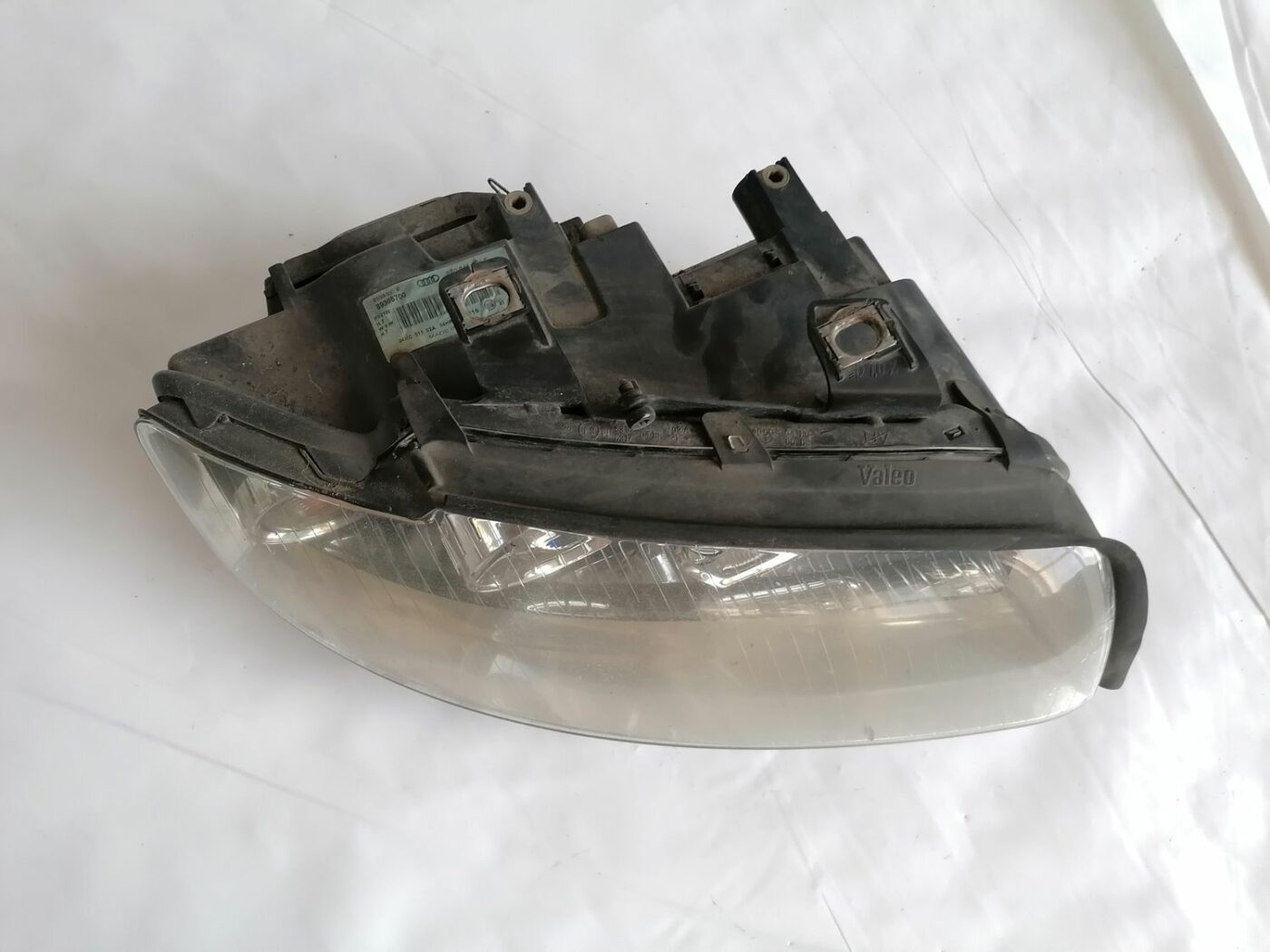 Priekšējais labais lukturis priekš AUDI A4 2001 SEDAN 11 Priekšējais labais lukturis priekš AUDI A4 2001 SEDAN