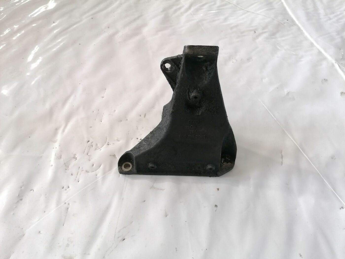 Dzinēja kronšteins priekš AUDI A4 2001 SEDAN 1 Dzinēja kronšteins priekš AUDI A4 2001 SEDAN