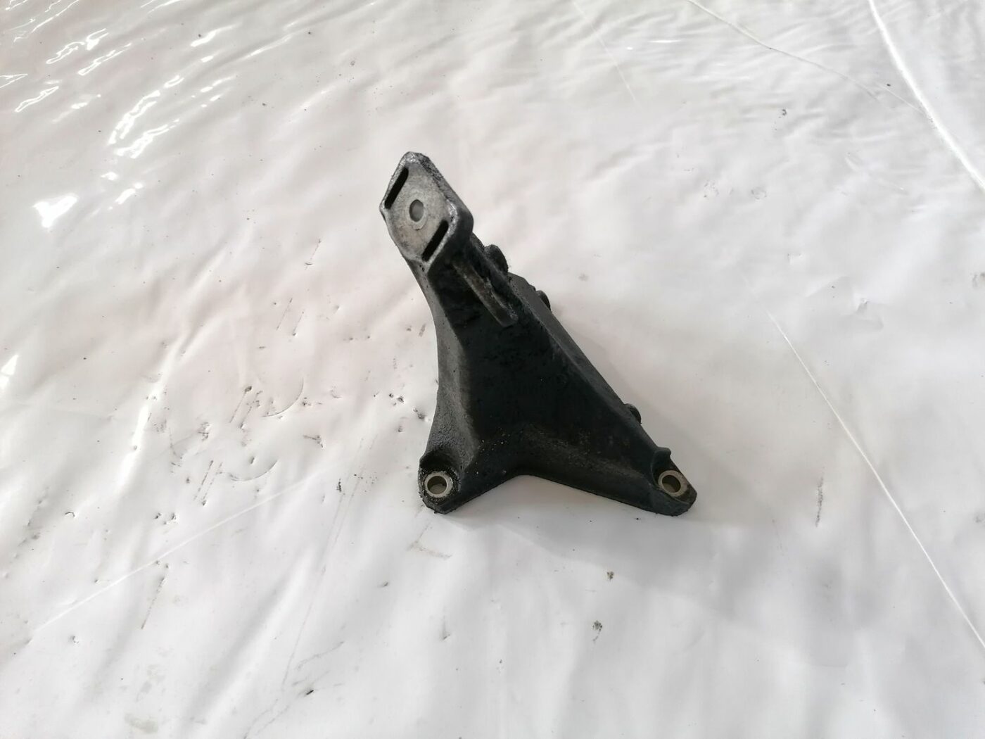 Dzinēja kronšteins priekš AUDI A4 2001 SEDAN 2 Dzinēja kronšteins priekš AUDI A4 2001 SEDAN