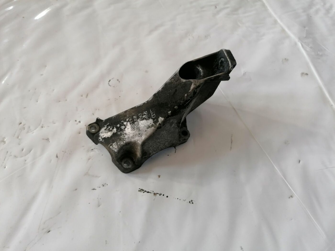 Dzinēja kronšteins priekš AUDI A4 2001 SEDAN 1 Dzinēja kronšteins priekš AUDI A4 2001 SEDAN