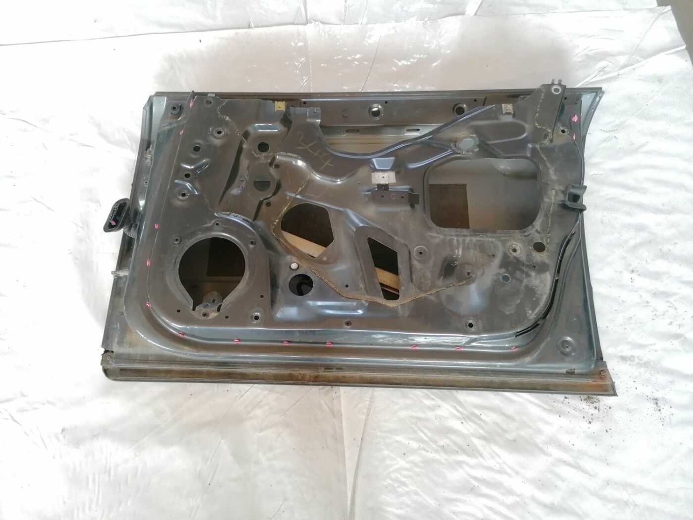 Priekšējās labās durvis priekš AUDI A4 2001 SEDAN 5 Priekšējās labās durvis priekš AUDI A4 2001 SEDAN