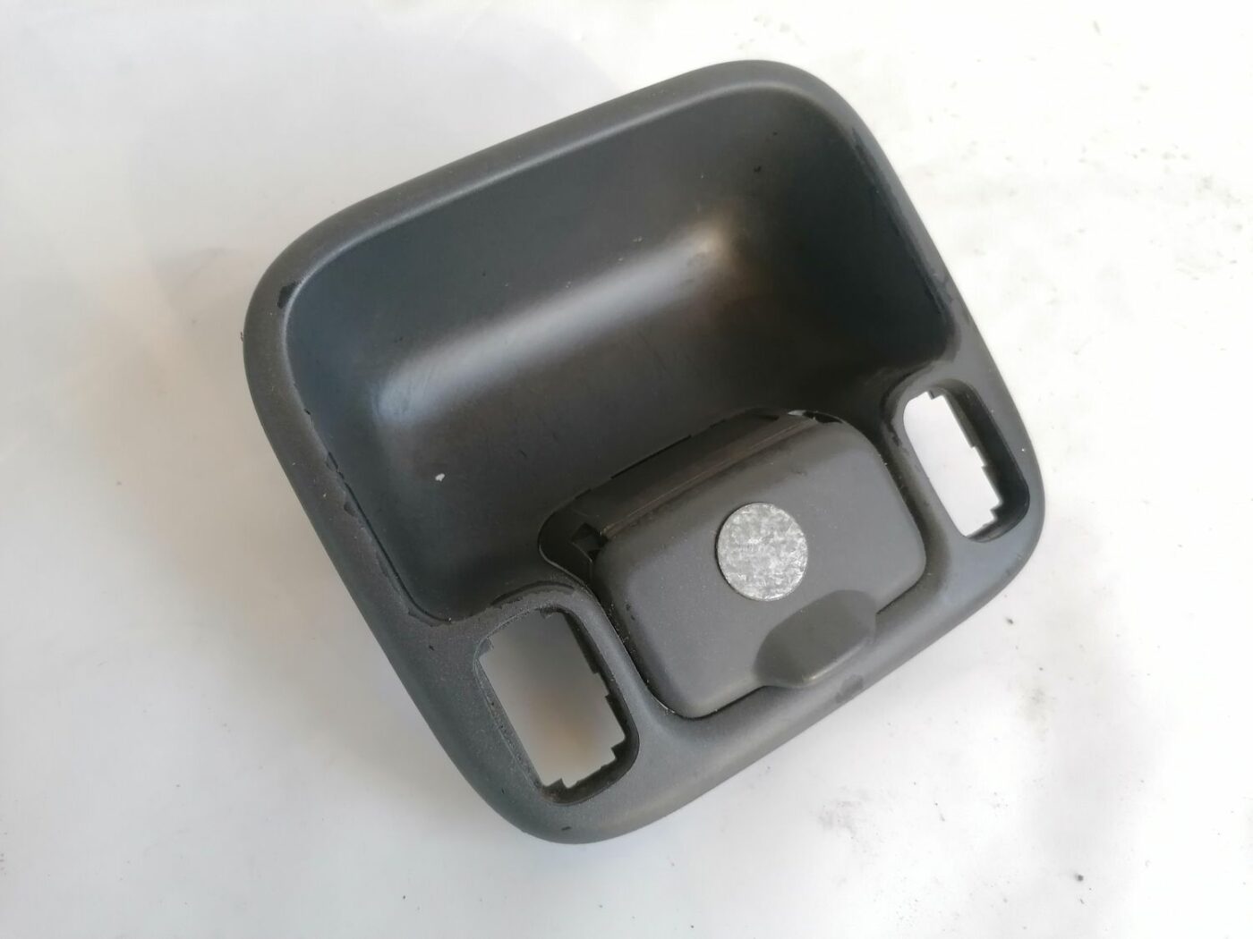 Centrālās konsoles nodalījums priekš VOLVO V70 2000 2 Centrālās konsoles nodalījums priekš VOLVO V70 2000