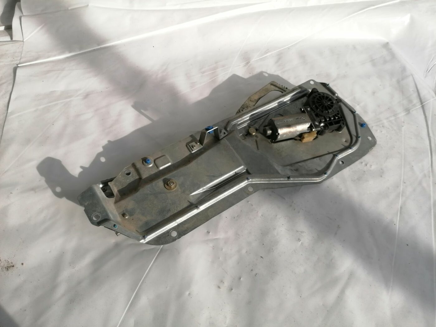 Stikla pacelšanas mehānisms aizmugurējais kreisais priekš VOLVO V70 2000 1 Stikla pacelšanas mehānisms aizmugurējais kreisais priekš VOLVO V70 2000