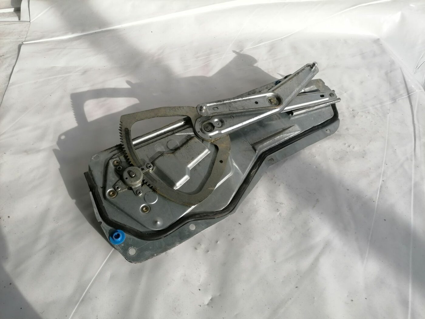 Stikla pacelšanas mehānisms aizmugurējais kreisais priekš VOLVO V70 2000 3 Stikla pacelšanas mehānisms aizmugurējais kreisais priekš VOLVO V70 2000