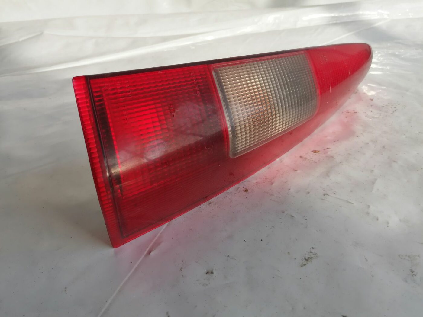 Aizmugurējais labais lukturis priekš VOLVO V70 2000 4 Aizmugurējais labais lukturis priekš VOLVO V70 2000