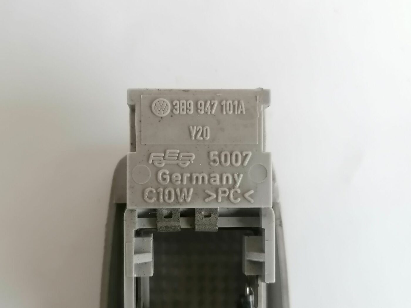 Aizmugurējo sēdvietu apgaismojums priekš VW PASSAT 2003 UNIVERSAL BLUE 4 Aizmugurējo sēdvietu apgaismojums priekš VW PASSAT 2003 UNIVERSAL BLUE