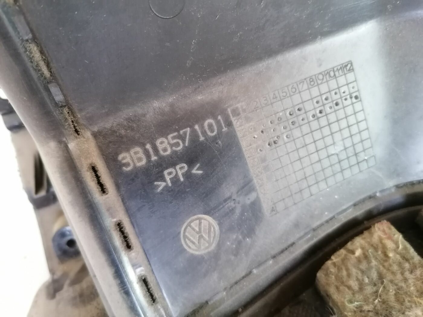 Mantu glabāšanas nodalījums pasažiera pusē priekš VW PASSAT 2003 UNIVERSAL BLUE 4 Mantu glabāšanas nodalījums pasažiera pusē priekš VW PASSAT 2003 UNIVERSAL BLUE