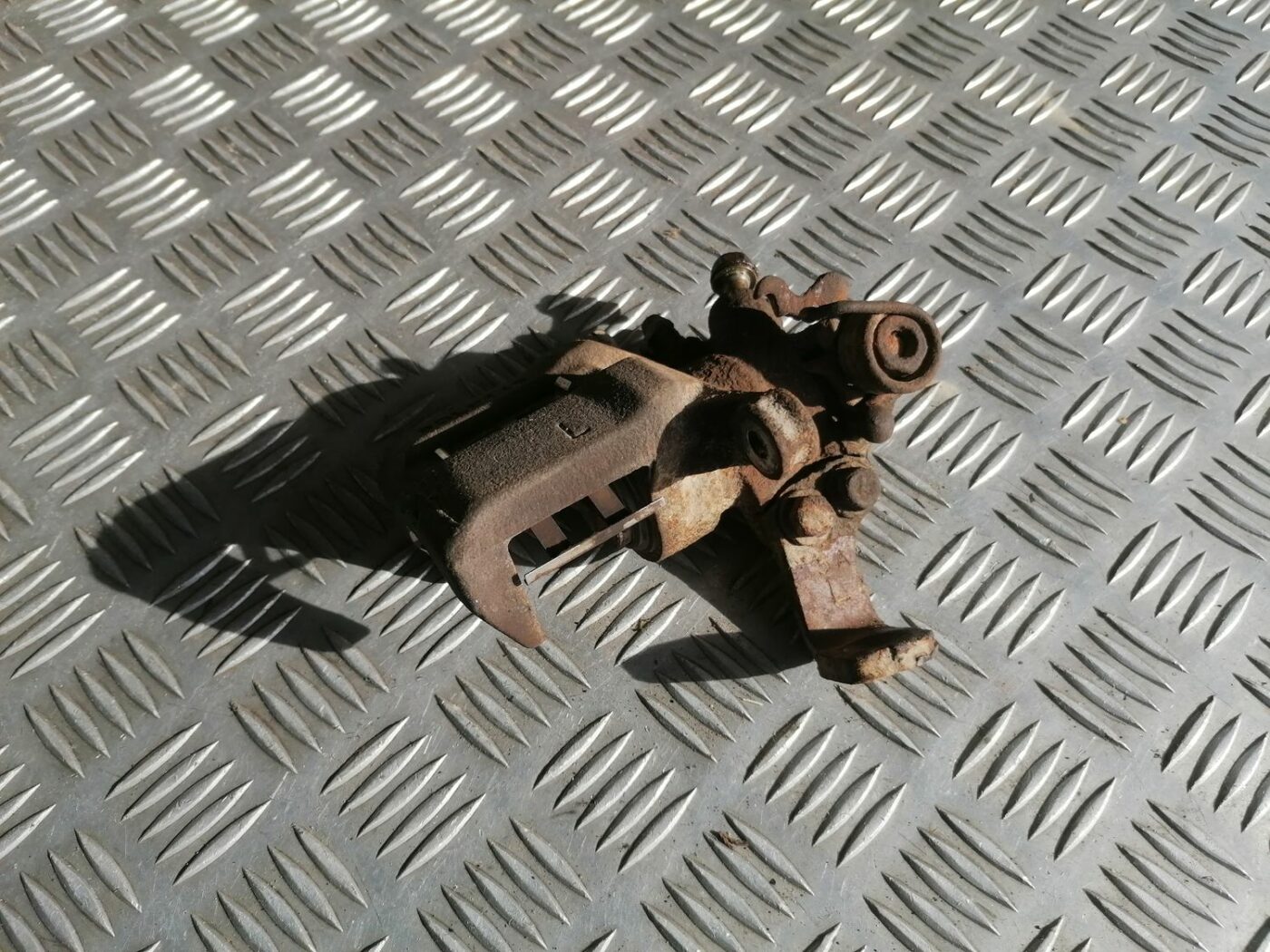 Aizmugurējais kreisais suports priekš HONDA CIVIC 2004 2 Aizmugurējais kreisais suports priekš HONDA CIVIC 2004