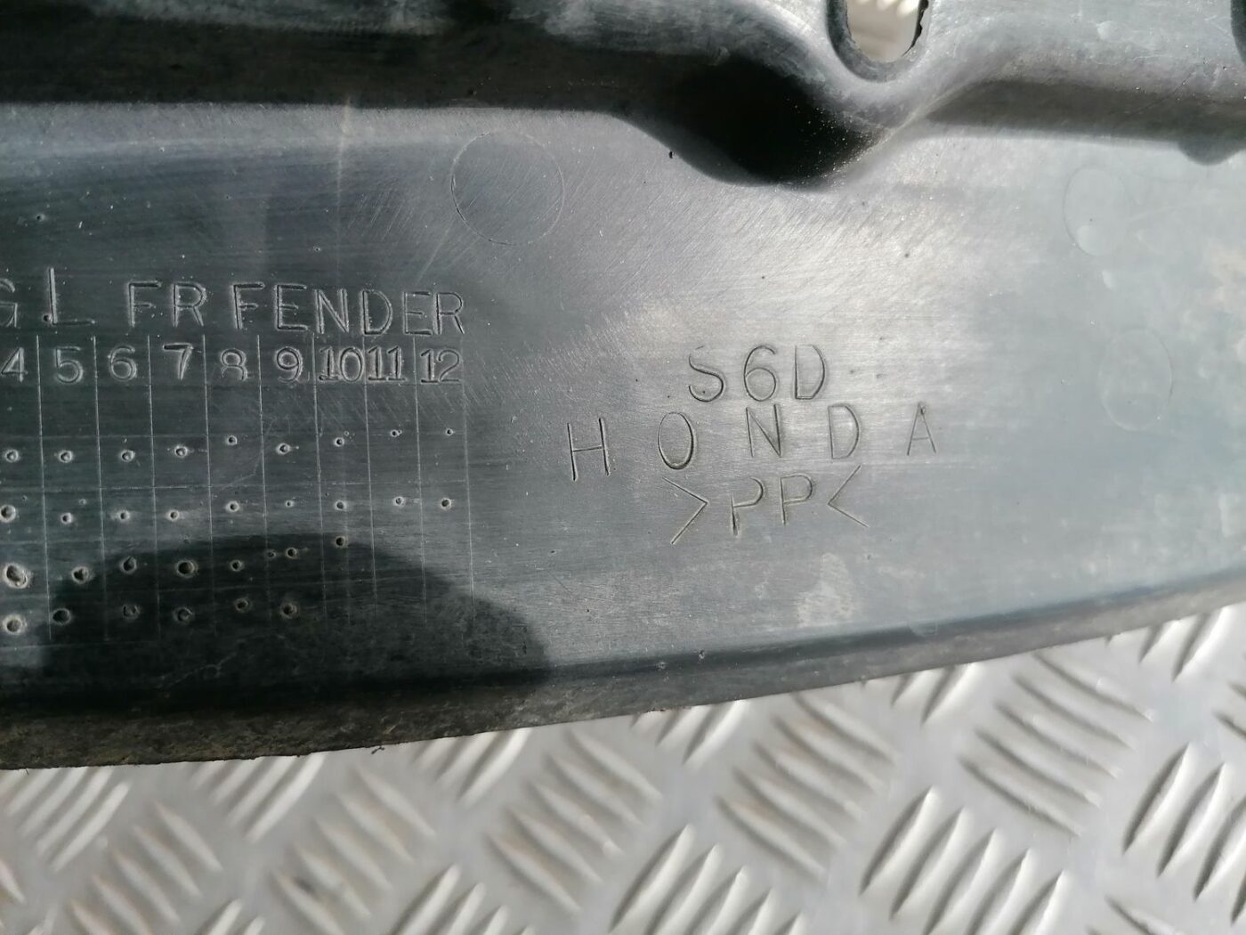 Ieliktņis starp spārnu un durvīm priekš HONDA CIVIC 2004 3 Ieliktņis starp spārnu un durvīm priekš HONDA CIVIC 2004