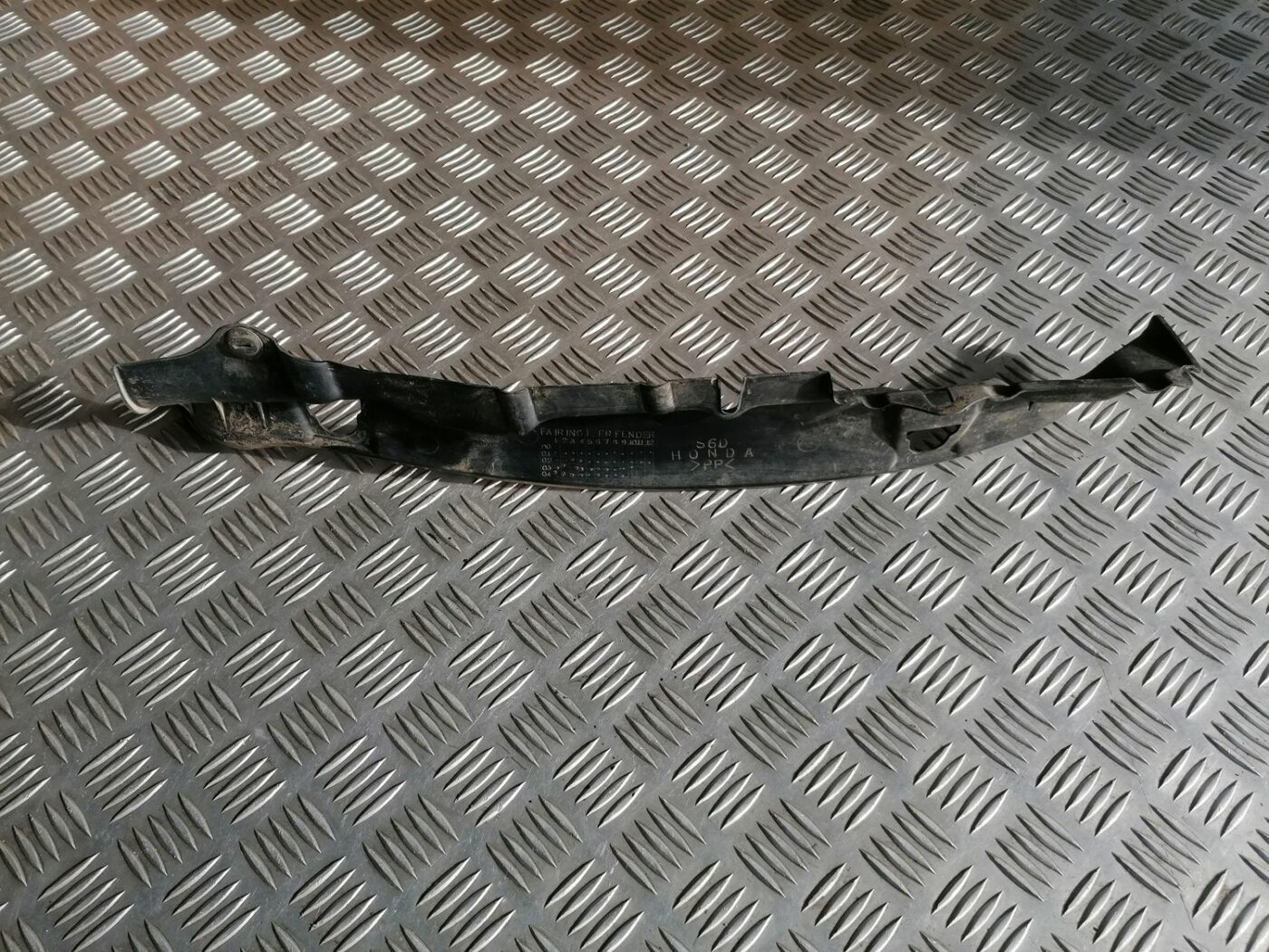 Ieliktņis starp spārnu un durvīm priekš HONDA CIVIC 2004 2 Ieliktņis starp spārnu un durvīm priekš HONDA CIVIC 2004