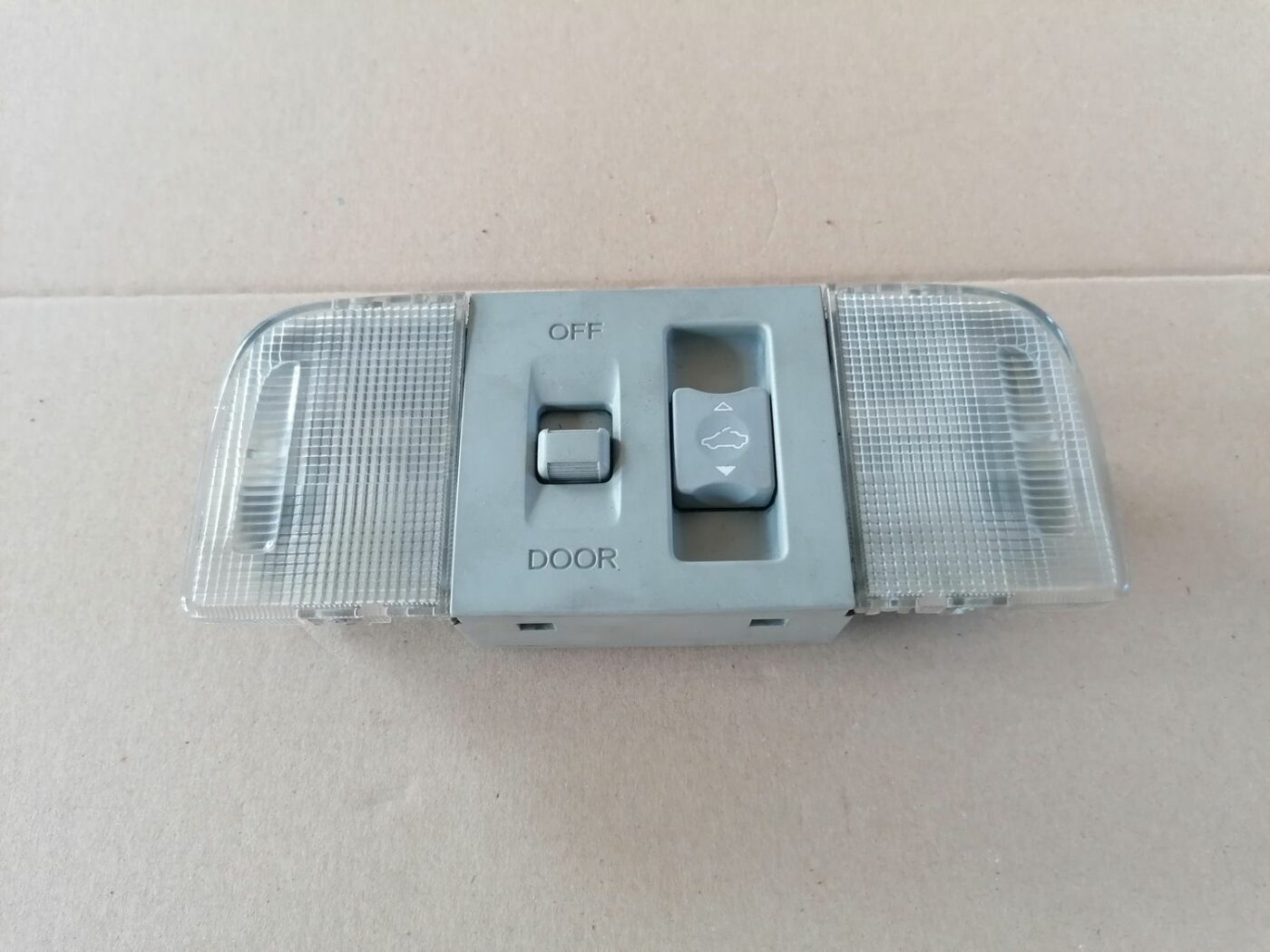 Jumta lūkas atvēršanas poga/rokturis/slēdzis priekš HONDA ACCORD 2003 SILVER 2 Jumta lūkas atvēršanas poga/rokturis/slēdzis priekš HONDA ACCORD 2003 SILVER