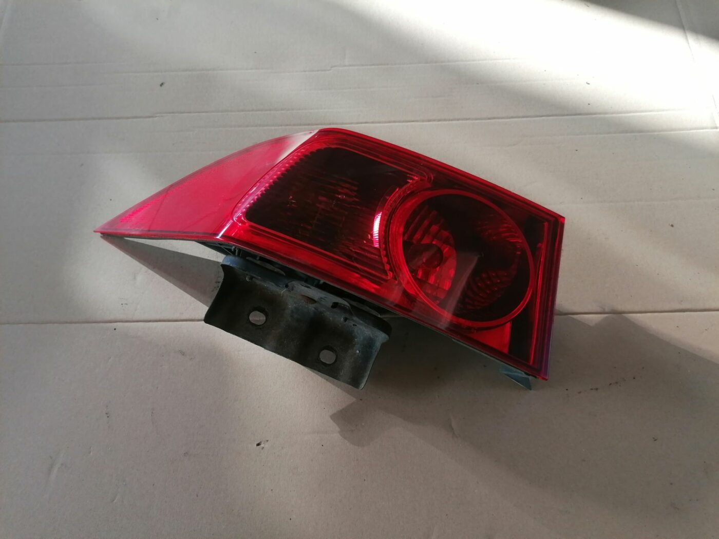 Aizmugurējais kreisais lukturis priekš HONDA ACCORD 2003 SILVER 1 Aizmugurējais kreisais lukturis priekš HONDA ACCORD 2003 SILVER