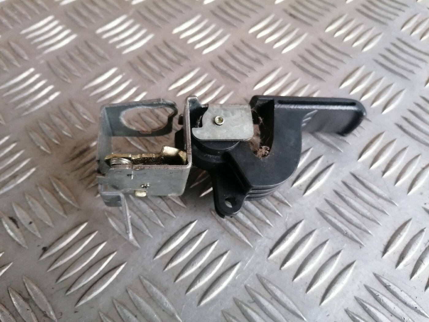 Degvielas tvertnes atvēršanas poga priekš HONDA ACCORD 2003 SILVER 3 Degvielas tvertnes atvēršanas poga priekš HONDA ACCORD 2003 SILVER