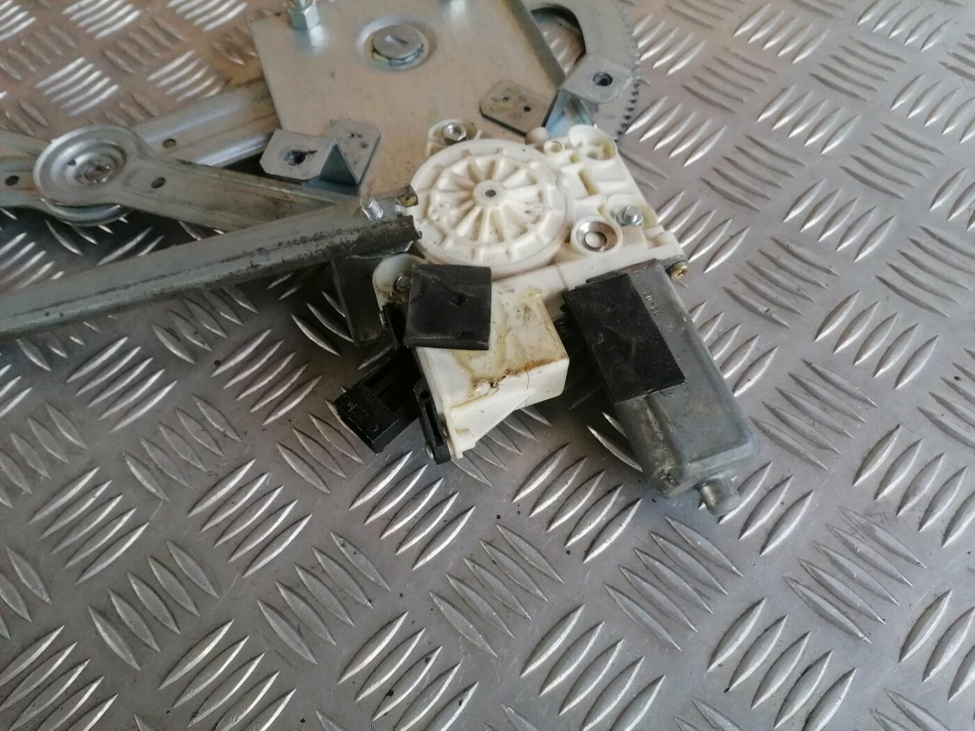 Stikla pacelšanas mehānisms priekšējais kreisais priekš OPEL VECTRA C 2002 6 Stikla pacelšanas mehānisms priekšējais kreisais priekš OPEL VECTRA C 2002