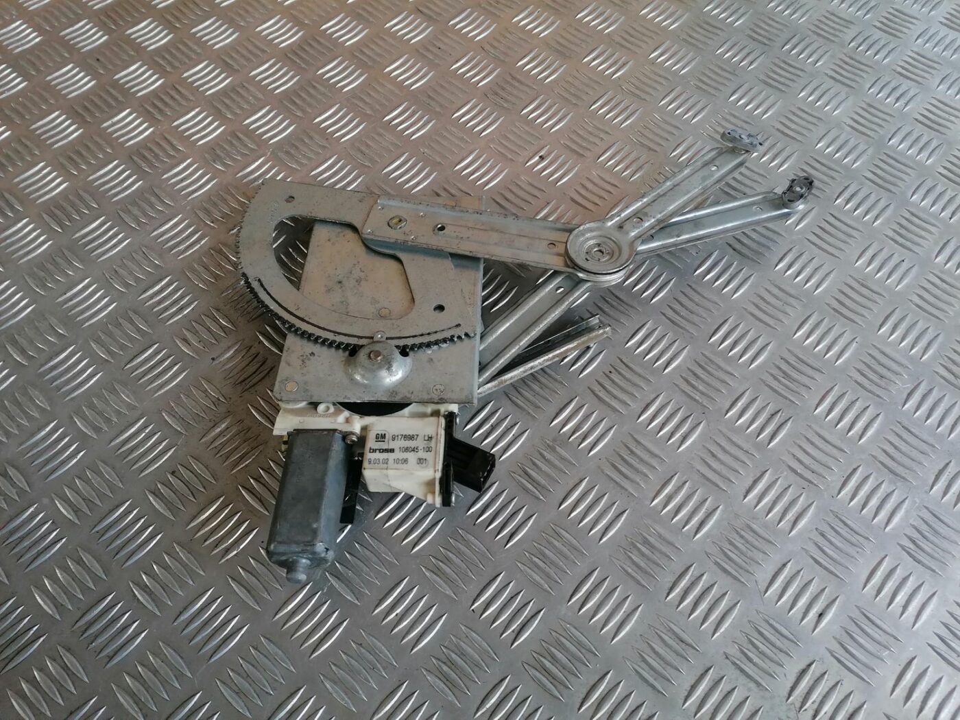 Stikla pacelšanas mehānisms priekšējais kreisais priekš OPEL VECTRA C 2002 4 Stikla pacelšanas mehānisms priekšējais kreisais priekš OPEL VECTRA C 2002