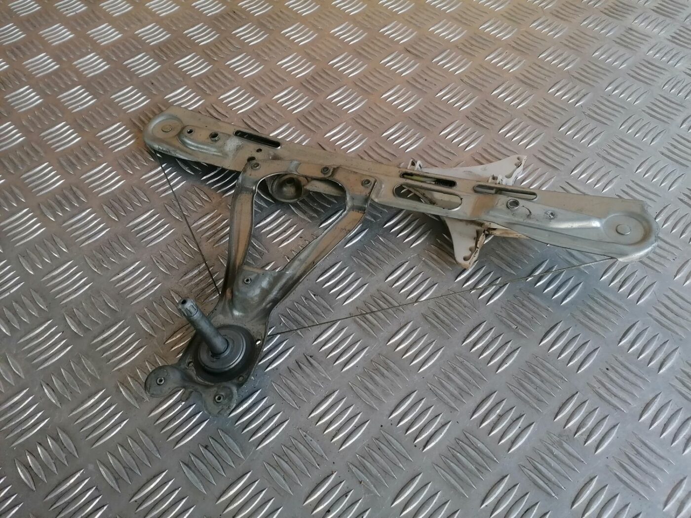 Stikla pacelšanas mehānisms aizmugurējais kreisais priekš OPEL VECTRA C 2002 2 Stikla pacelšanas mehānisms aizmugurējais kreisais priekš OPEL VECTRA C 2002