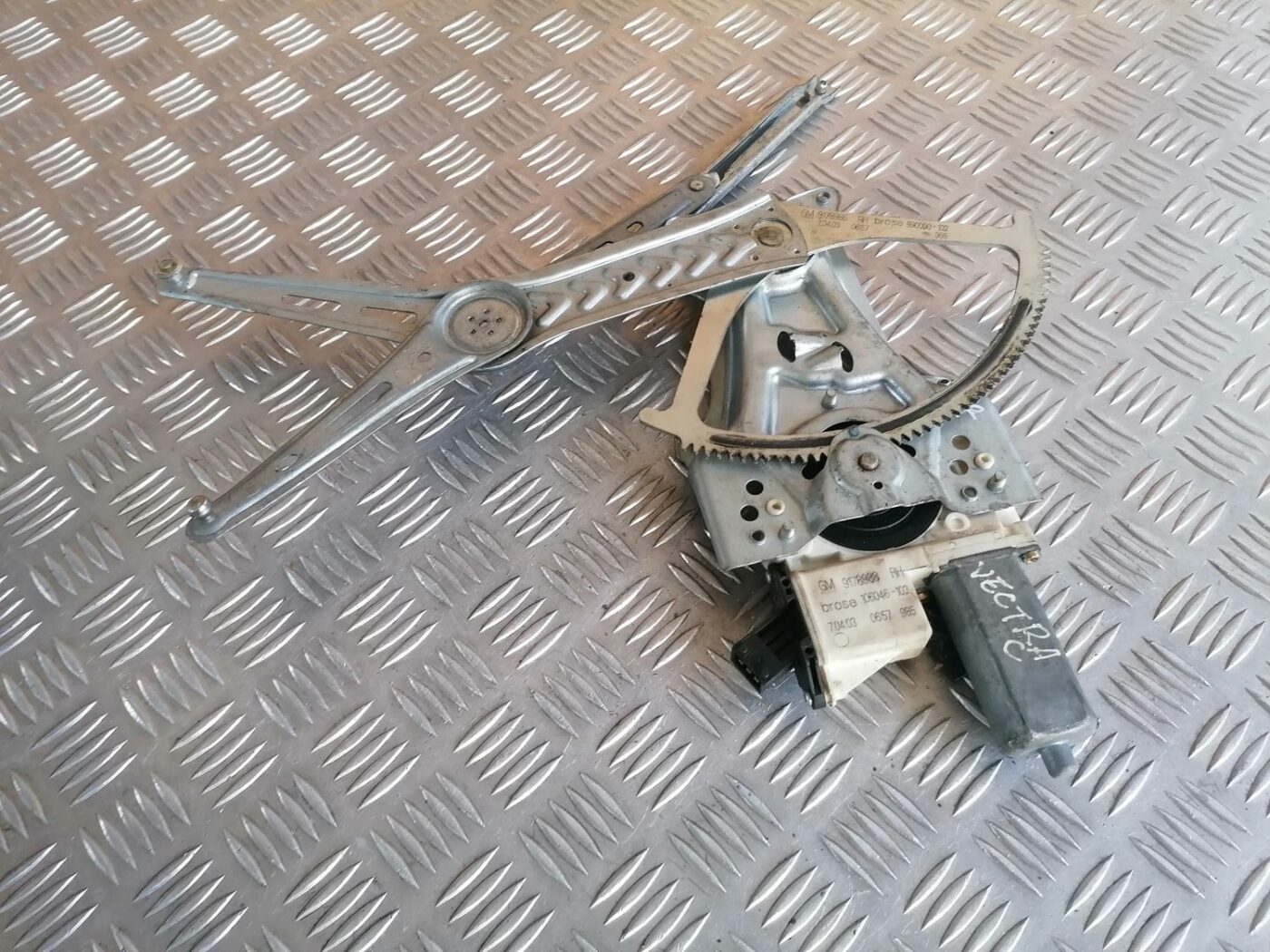 Stikla pacelšanas mehānisms priekšējais labais priekš OPEL VECTRA C 2002 2 Stikla pacelšanas mehānisms priekšējais labais priekš OPEL VECTRA C 2002