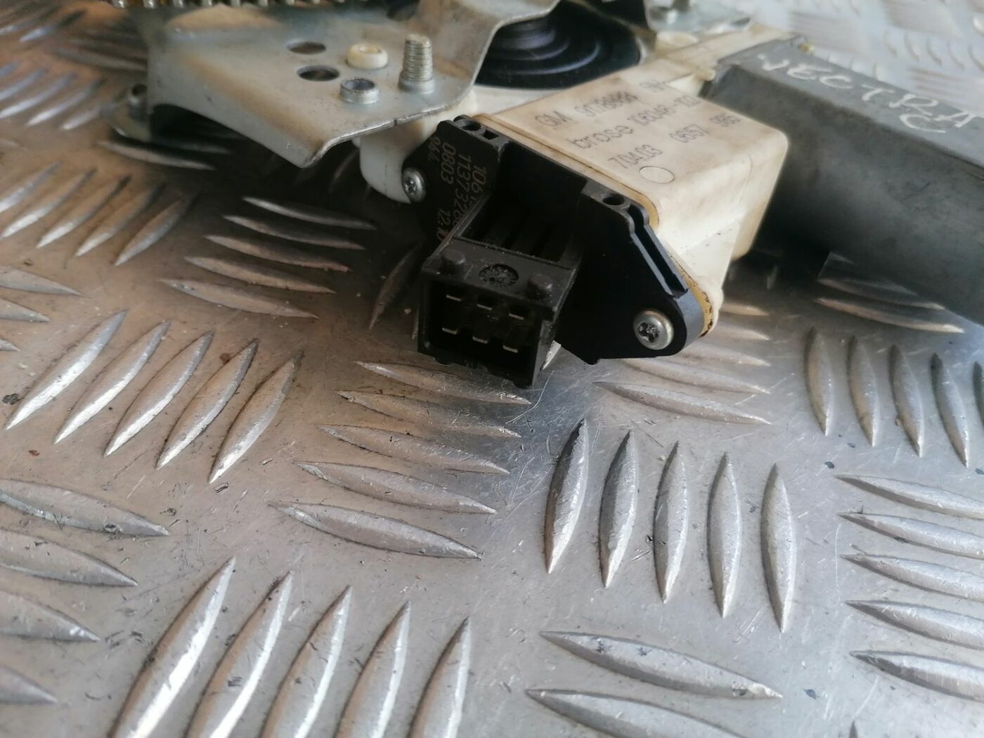 Stikla pacelšanas mehānisms priekšējais labais priekš OPEL VECTRA C 2002 4 Stikla pacelšanas mehānisms priekšējais labais priekš OPEL VECTRA C 2002