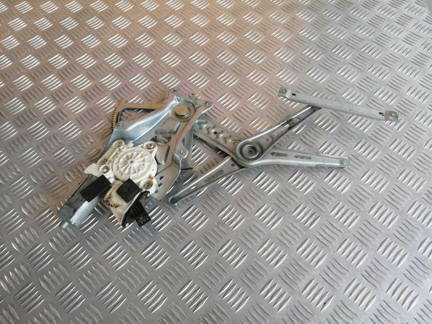 Stikla pacelšanas mehānisms priekšējais labais priekš OPEL VECTRA C 2002 3 Stikla pacelšanas mehānisms priekšējais labais priekš OPEL VECTRA C 2002