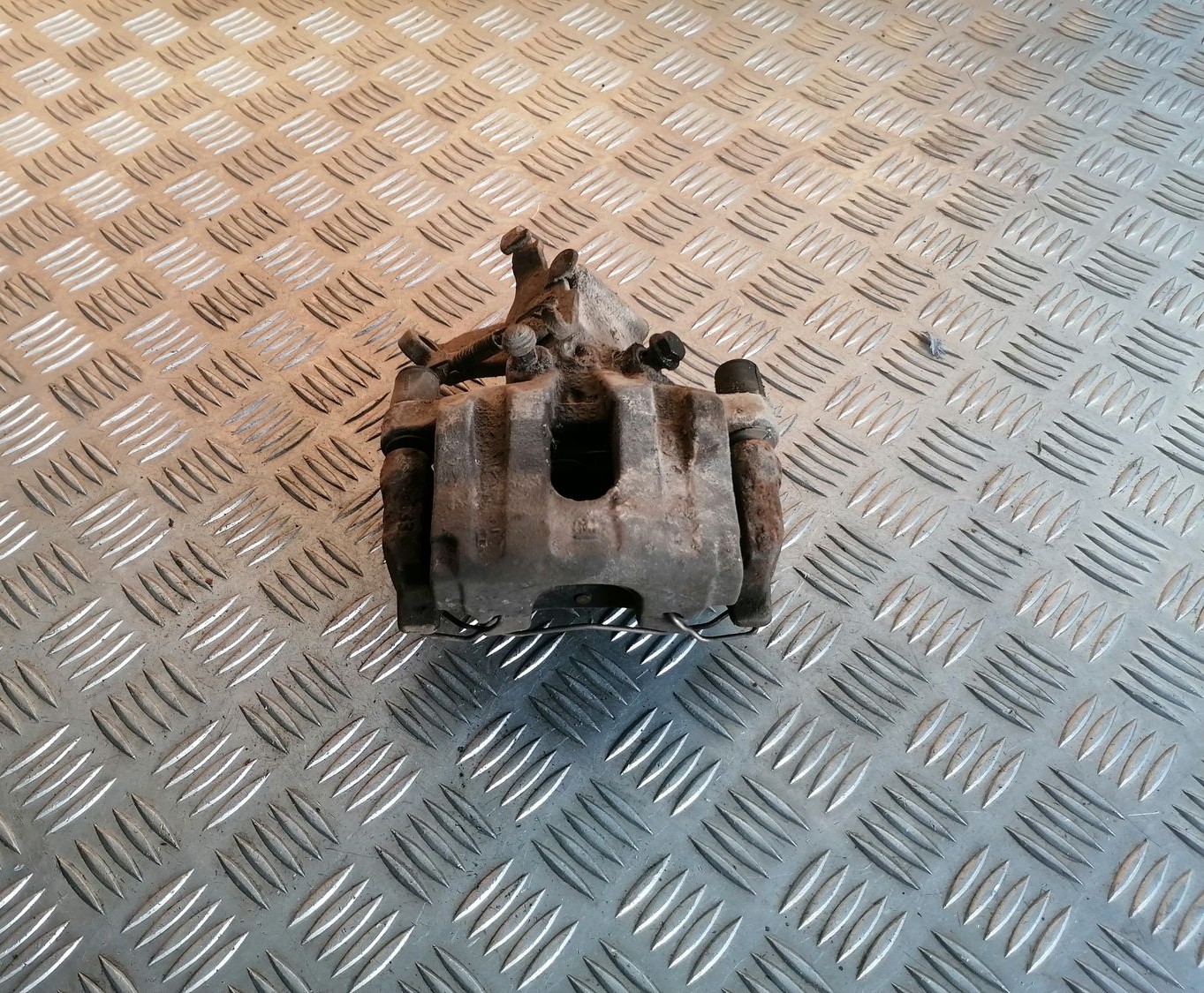 Aizmugurējais kreisais suports priekš OPEL VECTRA C 2002 1 Aizmugurējais kreisais suports priekš OPEL VECTRA C 2002