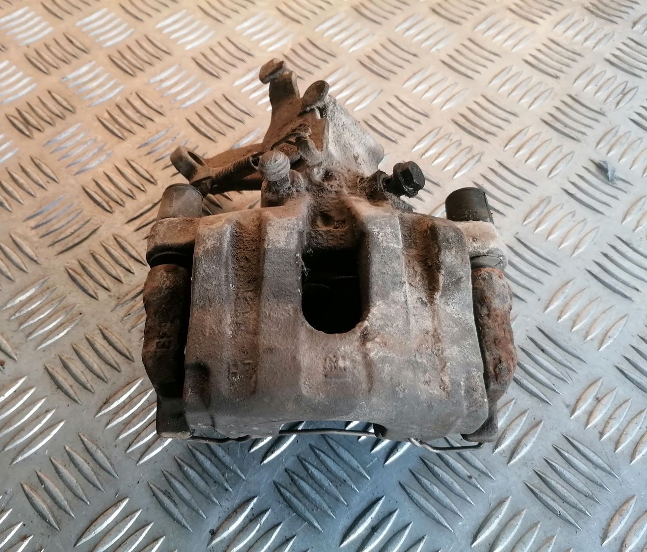 Aizmugurējais kreisais suports priekš OPEL VECTRA C 2002 2 Aizmugurējais kreisais suports priekš OPEL VECTRA C 2002