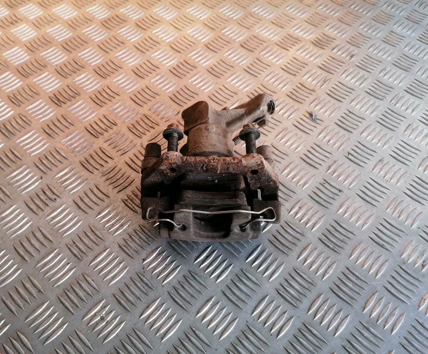 Aizmugurējais kreisais suports priekš OPEL VECTRA C 2002 4 Aizmugurējais kreisais suports priekš OPEL VECTRA C 2002