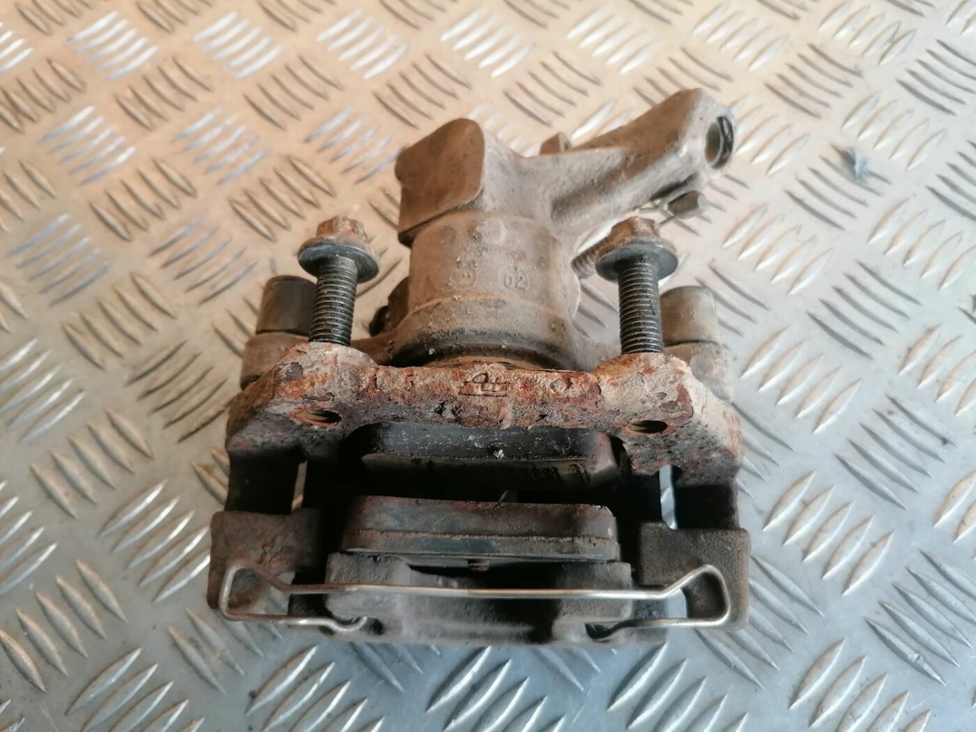 Aizmugurējais kreisais suports priekš OPEL VECTRA C 2002 3 Aizmugurējais kreisais suports priekš OPEL VECTRA C 2002