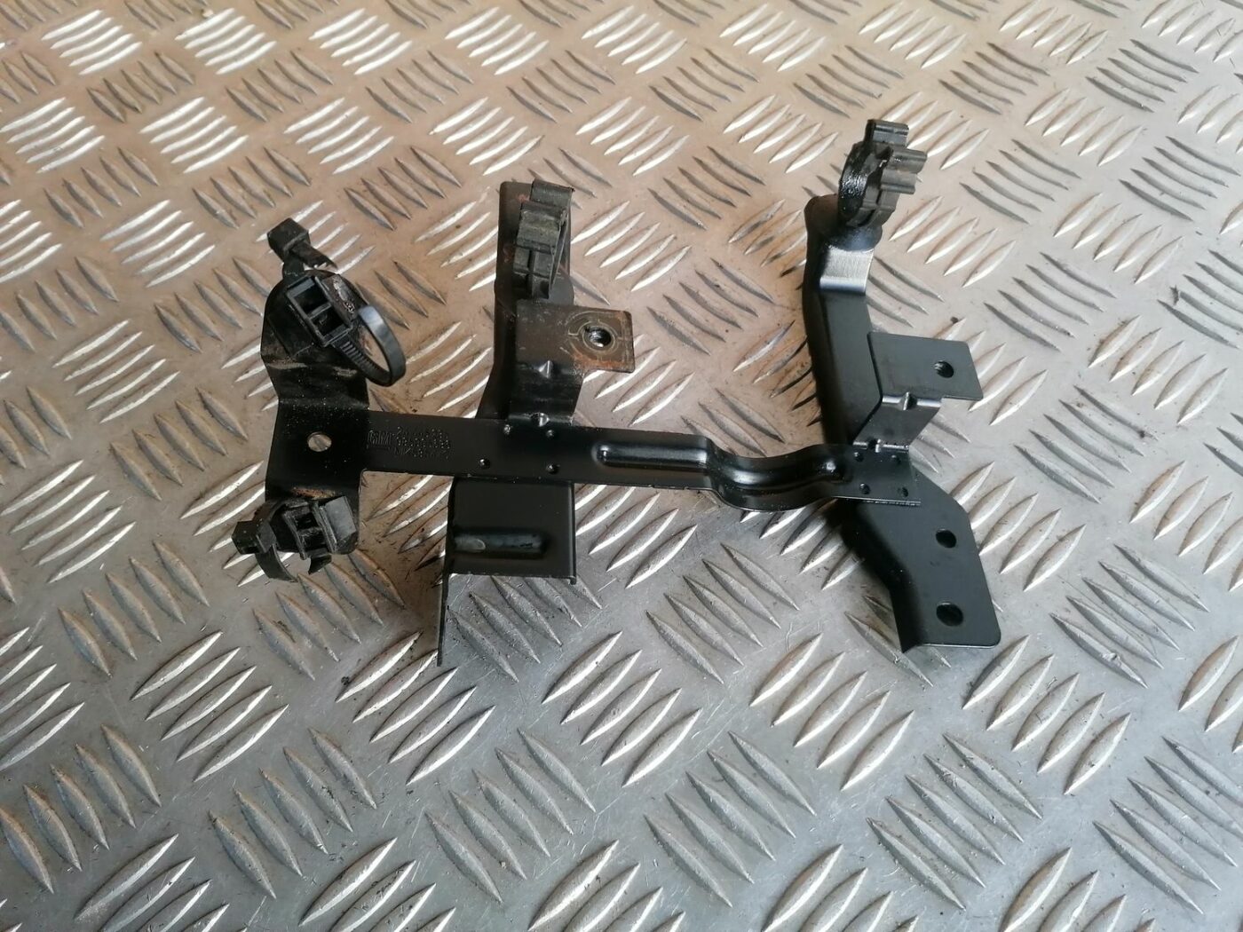 Dzinēja kabeļa vadu atbalsta plāksne priekš OPEL VECTRA C 2002 2 Dzinēja kabeļa vadu atbalsta plāksne priekš OPEL VECTRA C 2002