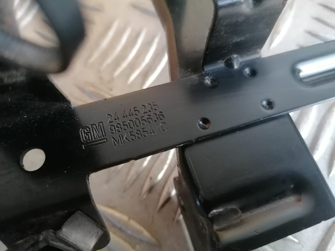 Dzinēja kabeļa vadu atbalsta plāksne priekš OPEL VECTRA C 2002 4 Dzinēja kabeļa vadu atbalsta plāksne priekš OPEL VECTRA C 2002