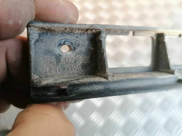 Aizmugurējā bufera centrālais stiprinājums priekš OPEL VECTRA C 2002
