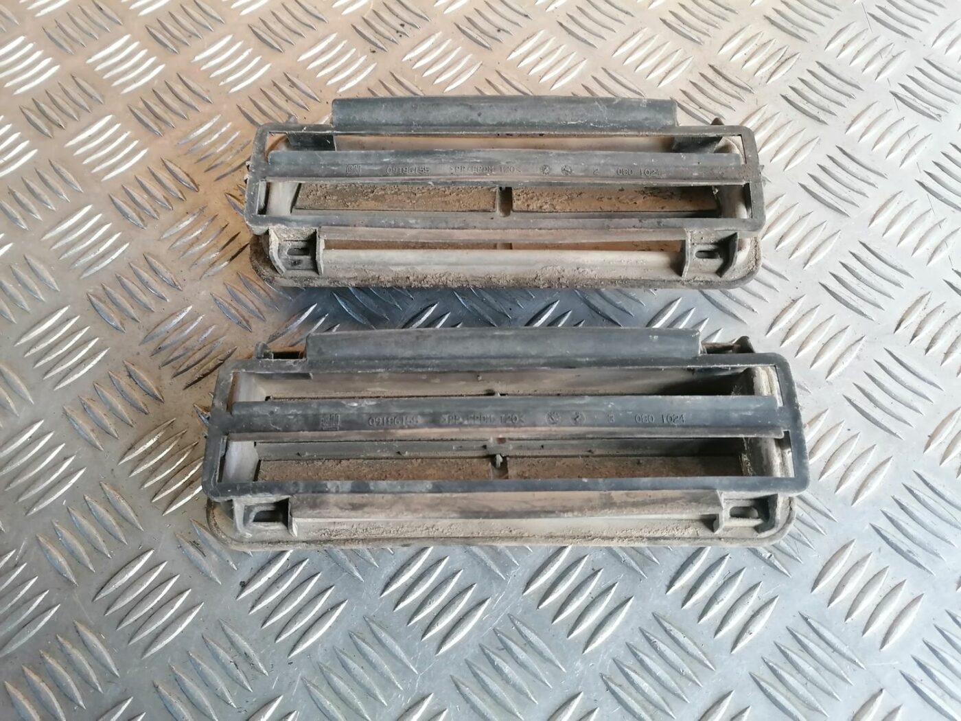 Virsbūves ventilācijas reste priekš OPEL VECTRA C 2002 4 Virsbūves ventilācijas reste priekš OPEL VECTRA C 2002