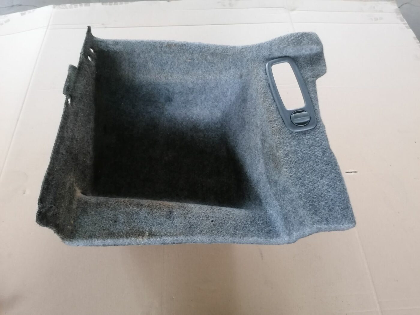 Bagāžnieka nodalījuma sānu apdare priekš VOLVO S60 2004 1 Bagāžnieka nodalījuma sānu apdare priekš VOLVO S60 2004