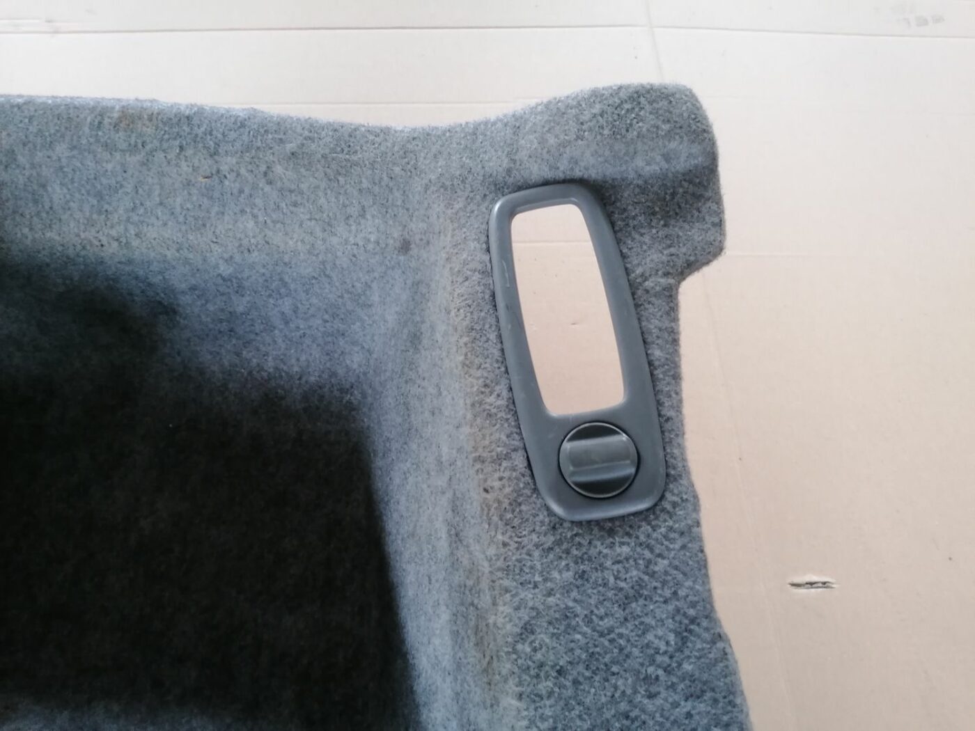 Bagāžnieka nodalījuma sānu apdare priekš VOLVO S60 2004 2 Bagāžnieka nodalījuma sānu apdare priekš VOLVO S60 2004