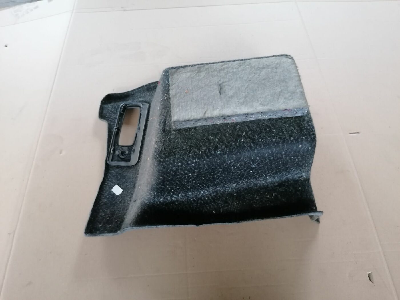 Bagāžnieka nodalījuma sānu apdare priekš VOLVO S60 2004 3 Bagāžnieka nodalījuma sānu apdare priekš VOLVO S60 2004