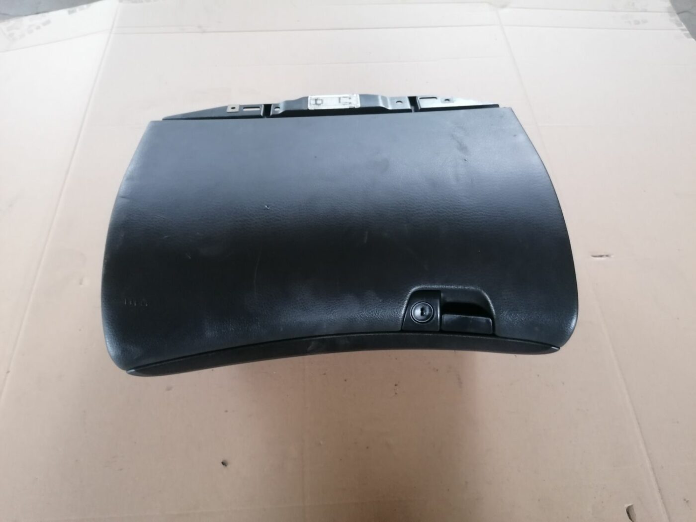 Mantu glabāšanas nodalījums pasažiera pusē priekš VOLVO S60 2004 1 Mantu glabāšanas nodalījums pasažiera pusē priekš VOLVO S60 2004