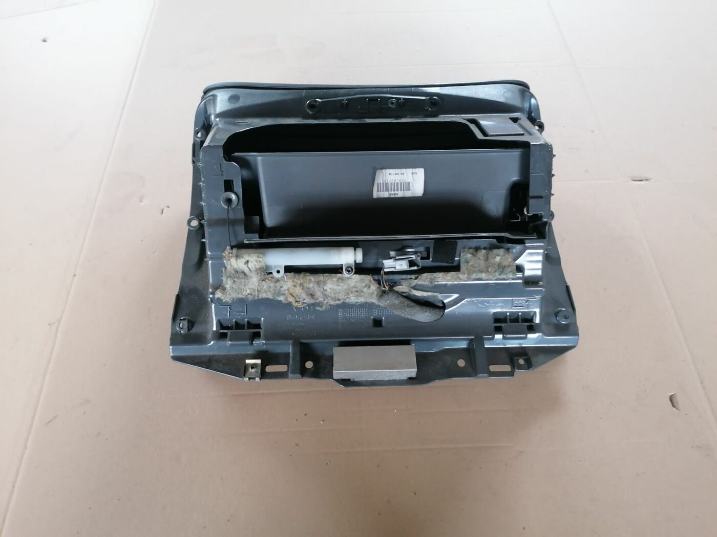 Mantu glabāšanas nodalījums pasažiera pusē priekš VOLVO S60 2004 7 Mantu glabāšanas nodalījums pasažiera pusē priekš VOLVO S60 2004