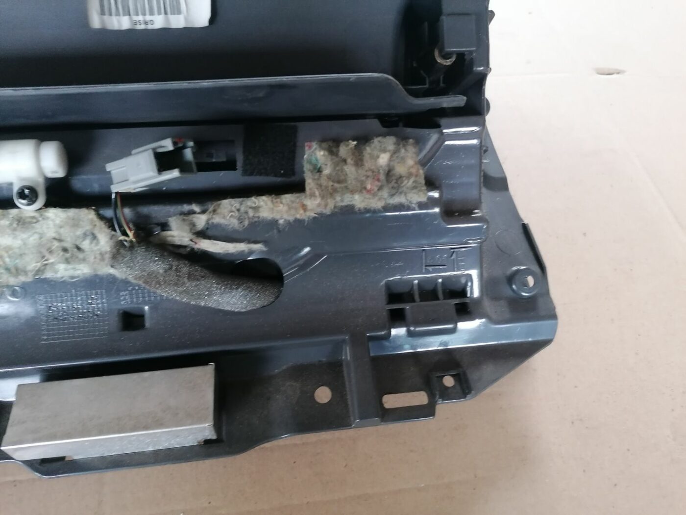 Mantu glabāšanas nodalījums pasažiera pusē priekš VOLVO S60 2004 6 Mantu glabāšanas nodalījums pasažiera pusē priekš VOLVO S60 2004