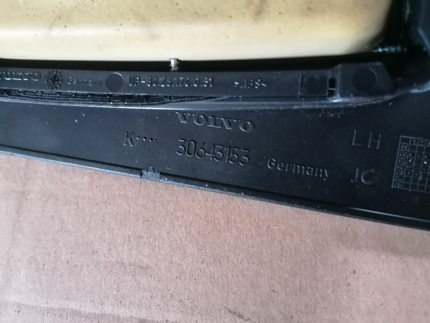 Pārnesumu pārslēgšanas kloķa auduma pārvalks priekš VOLVO S60 2004 3 Pārnesumu pārslēgšanas kloķa auduma pārvalks priekš VOLVO S60 2004