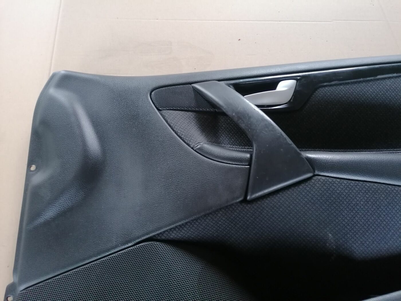 Priekšējo labo durvju apdare priekš VOLVO S60 2004 2 Priekšējo labo durvju apdare priekš VOLVO S60 2004