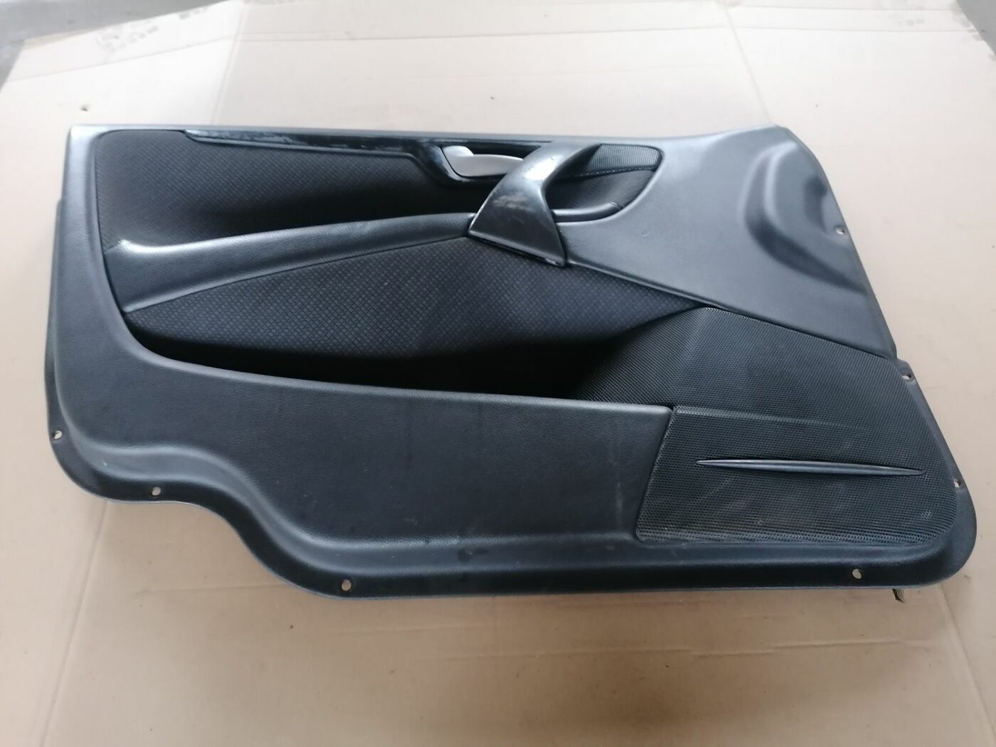 Priekšējo kreiso durvju apdare priekš VOLVO S60 2004 1 Priekšējo kreiso durvju apdare priekš VOLVO S60 2004