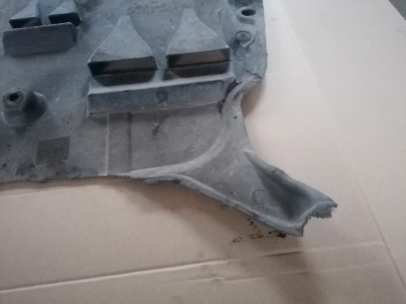 Dzinēja aizsargs priekš VOLVO S60 2004 4 Dzinēja aizsargs priekš VOLVO S60 2004